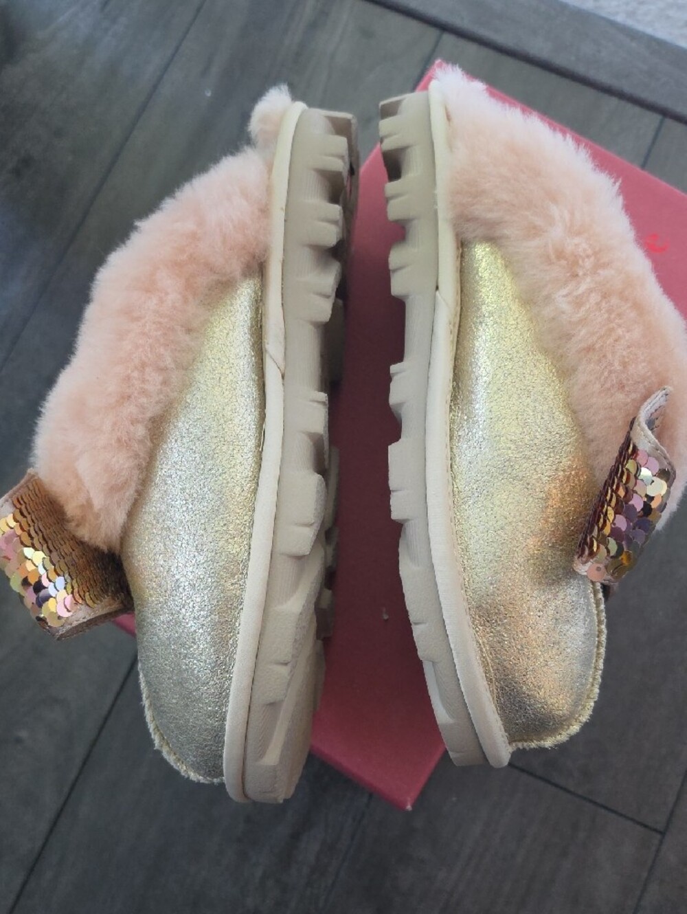 UGG ☆ Limited Edition ☆ 'Coquette' Sequin Bow Slipper in Gold - Picture 2 of 10